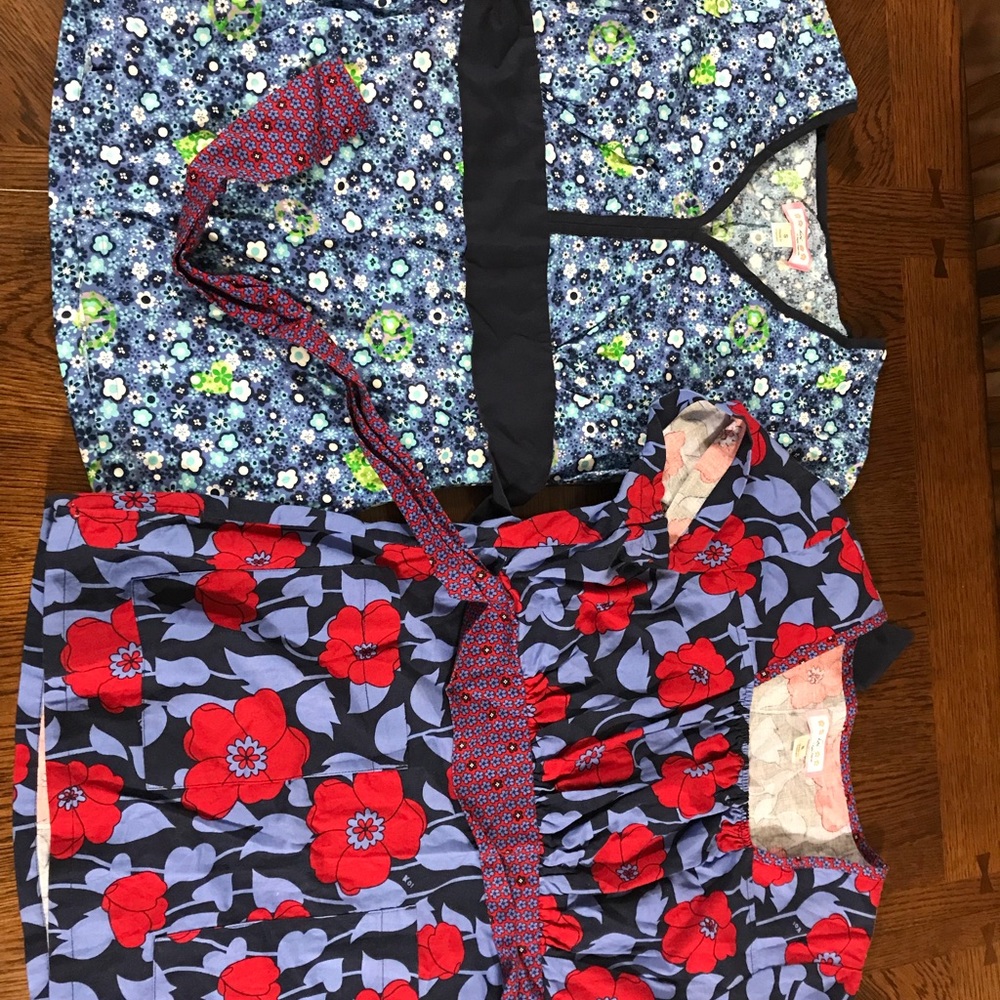 2 KOI scrub tops size small